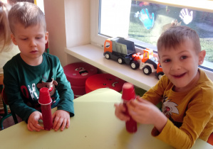 Dzieci wykonują Mikołaje z drewna